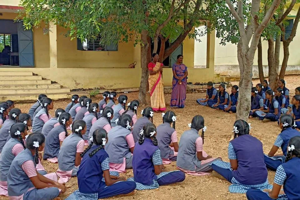தமிழகத்தில் 31,000 அரசு தொடக்க, நடுநிலைப் பள்ளிகள் உள்ளன. அவற்றில் ஏறக்குறைய 17 லட்சம் மாணவர்கள் படித்து வருகின்றனர்.