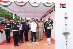 இந்தியாவின் சுதந்திர தினத்தையொட்டி ஆகஸ்ட் 15ஆம் தேதி சென்னை ஜார்ஜ் கோட்டை கொத்தளத்தில் காலை 9 மணிக்கு முதலமைச்சர் மு.க.ஸ்டாலின் தேசியக் கொடியேற்றினார். இதனைத் தொடர்ந்து சென்னை கோட்டை கொத்தளத்தின் முன்பாக அணிவகுப்பு மரியாதையை அவர் பார்வையிட்டார்.