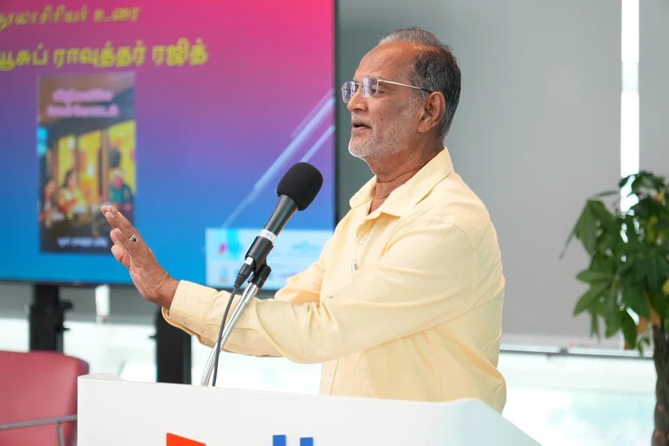 நூல் வெளியீட்டு நிகழ்ச்சியில் உரையாற்றும் நூலாசிரியர் யூசுப் ராவுத்தர் ரஜித்.  