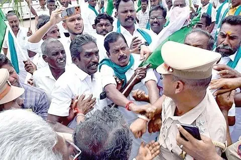 ஆர்ப்பாட்டத்தின்போது காவல்துறையினருக்கும் விவசாயிகளுக்கும் இடையே தள்ளுமுள்ளு ஏற்பட்டு வாக்குவாதம் மூண்டது.