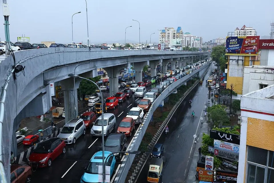 வேளச்சேரி மேம்பாலத்தில் நிறுத்தப்பட்டுள்ள வாகனங்கள்.