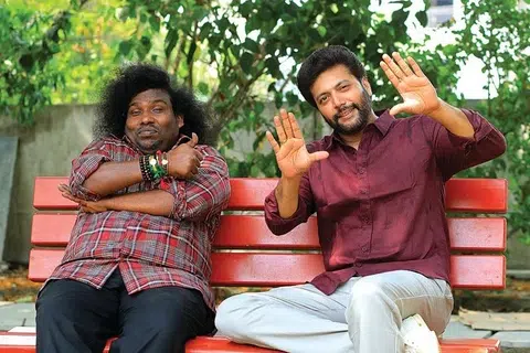 படப்பிடிப்புத் தளத்தில் யோகி பாபு, ரவி மோகன்.