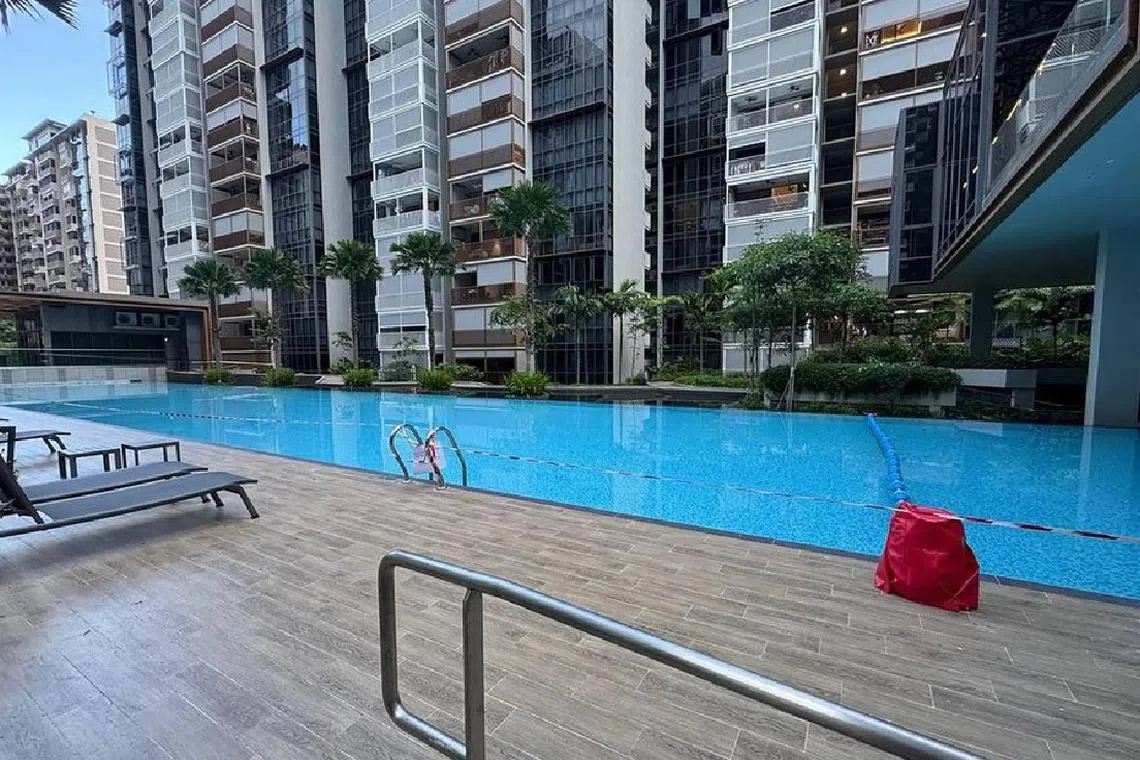 நீச்சல் குளத்தில் வெளியே வந்த தரை ஓடுகள், கூர்மையான முனைகள் குறித்து குடியிருப்பாளர்கள் அதிருப்தி