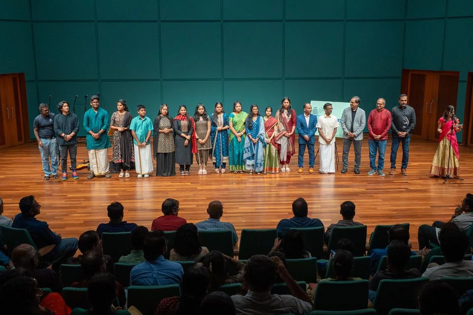 மேடையில் கவிதைகள் வாசித்த கவிஞர்களும் மாணவர்களும்.