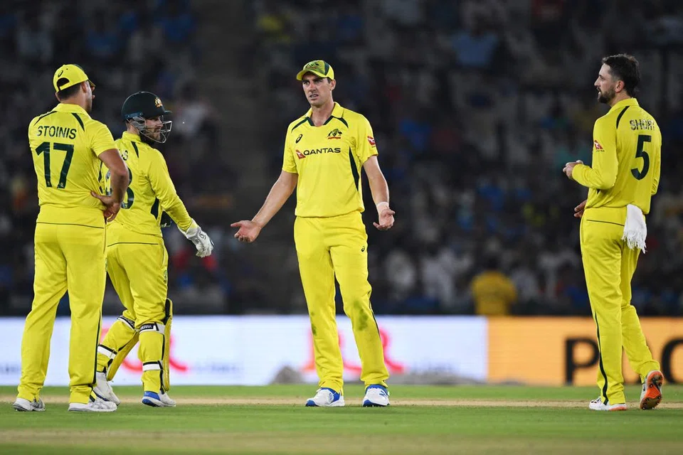 ‘இப்படி விளையாடினால் எப்படி?’ என்பதுபோல் தம் மனக்குறையைச் சக வீரர்களிடம் வெளிப்படுத்தும் ஆஸ்திரேலிய அணித்தலைவர் பேட் கம்மின்ஸ் (வலமிருந்து இரண்டாவது)