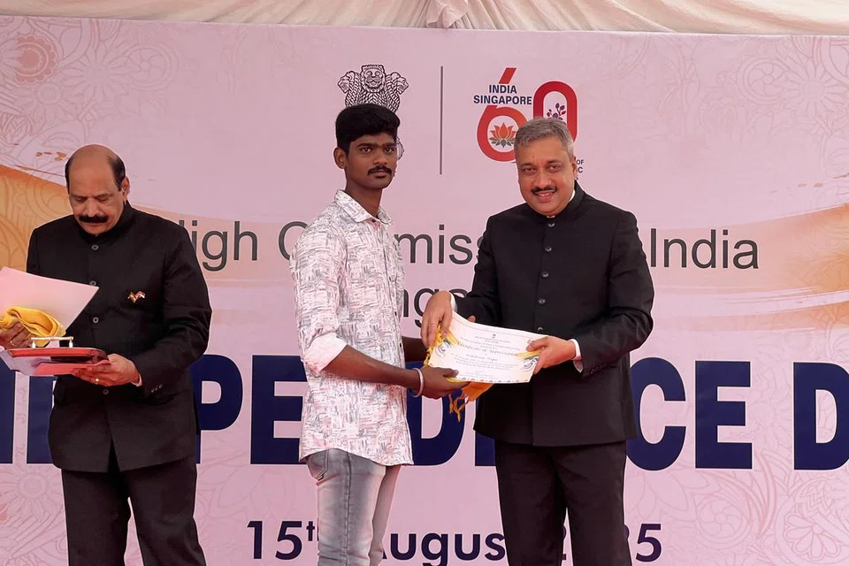 ரிவர் வேலி கடைவீட்டில் மூண்ட தீயில் சிறுவர்களைக் காப்பாற்றிய முத்துக்குமார் முகே‌‌ஷுக்குச் சான்றிதழ், பொன்னாடை வழங்கிச் சிறப்பித்த சிங்கப்பூருக்கான இந்தியத் தூதர் டாக்டர் ‌ஷில்பாக் அம்புலே.