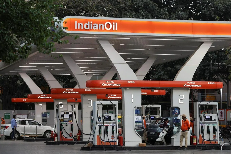 இந்திய எண்ணெய் நிறுவனங்களுக்கு நாளொன்றுக்கு ரூ.1,600 கோடி முதல் ரூ.1,700 கோடி வரை இழப்பு ஏற்பட்டுள்ளது.