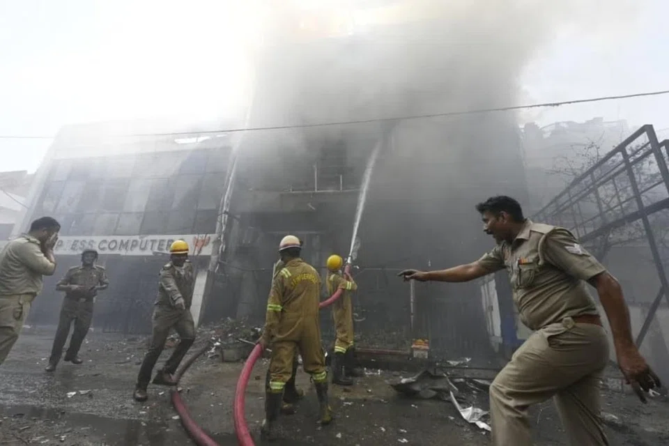 14 தீயணைப்பு வாகனங்கள் தீயை அணைக்கப் போராடின.