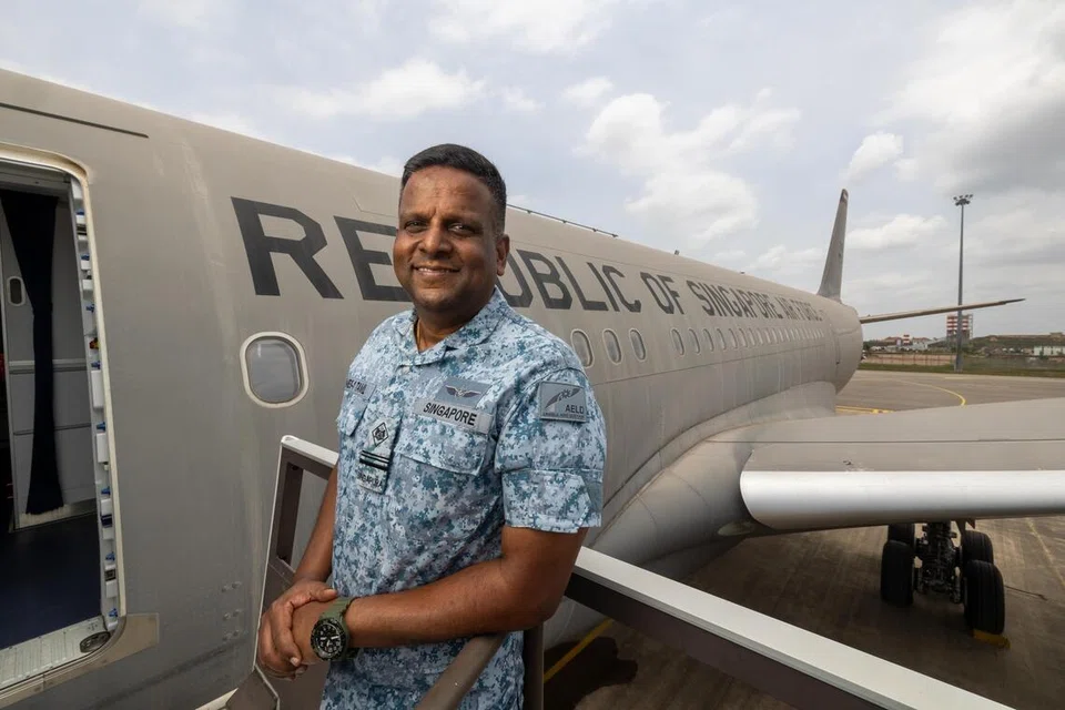 மீட்புப் பணியின் வெற்றிக்கு முழுக் காரணம் குழு ஒற்றுமைதான் என்றார் ஆகாயப் படையின் தளவாட ஆதரவுத் திட்ட அதிகாரி தமிழ்ச்செல்வன் பழனிச்சாமி.