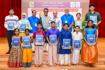 பரிசு பெற்ற இளையர்கள்.