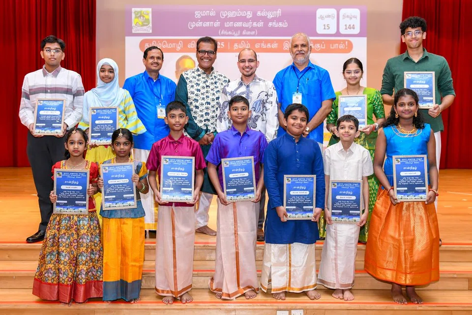 பரிசு பெற்ற இளையர்கள்.