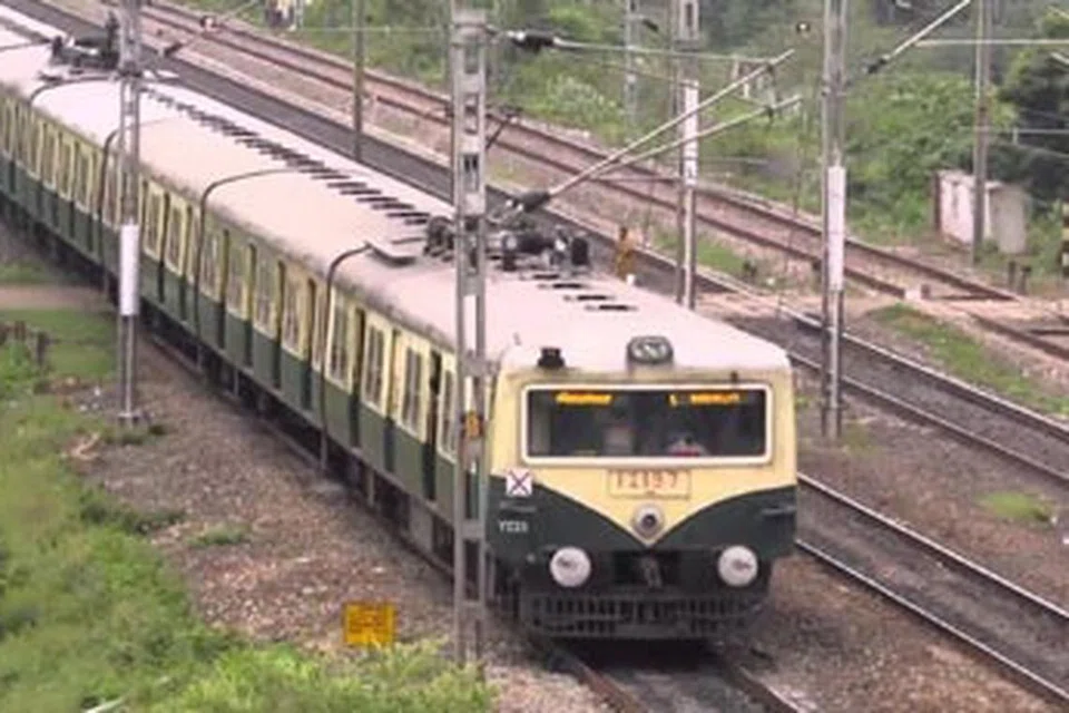 வண்டலூர்- ஊரப்பாக்கம் புறநகர் ரயில் நிலையங்களுக்கு இடையே கிளாம்பாக்கத்தில், 20 கோடி ரூபாய் மதிப்பீட்டில் ரயில் நிலையம் அமைக்கப்பட்டு வருகிறது.