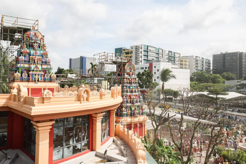 குடமுழுக்கைக் காணக் காத்திருந்த பக்தர் கூட்டம். 