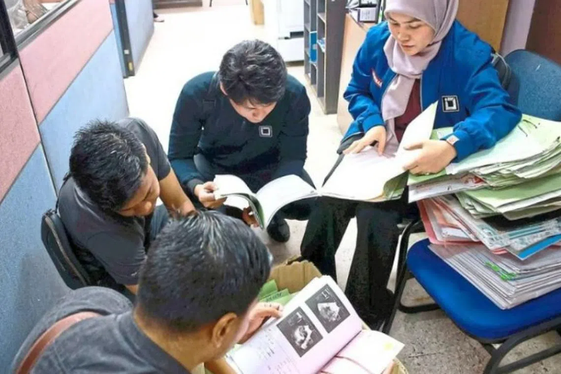 மலேசியாவில் பிறப்புச் சான்றிதழ் மோசடியில் சிக்கிய மருத்துவர், வழக்கறிஞர் கைது