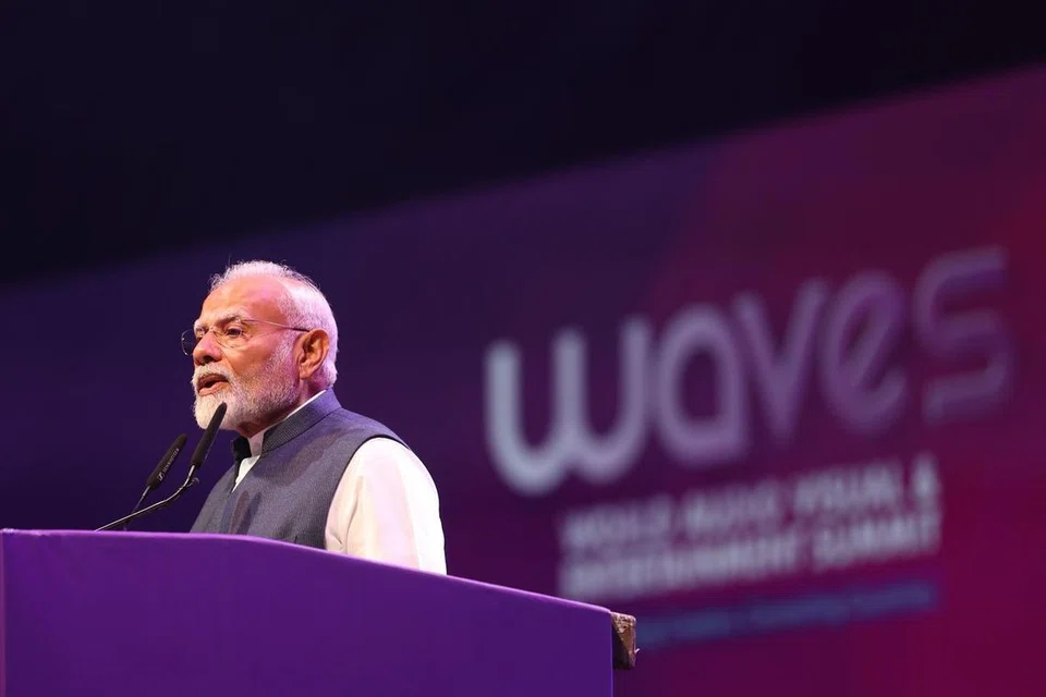 முதலாவது ‘வேவ்ஸ் 2025’ உச்சநிலை மாநாட்டைத் தொடங்கிவைத்த இந்திய பிரதமர் நரேந்திர மோடி.