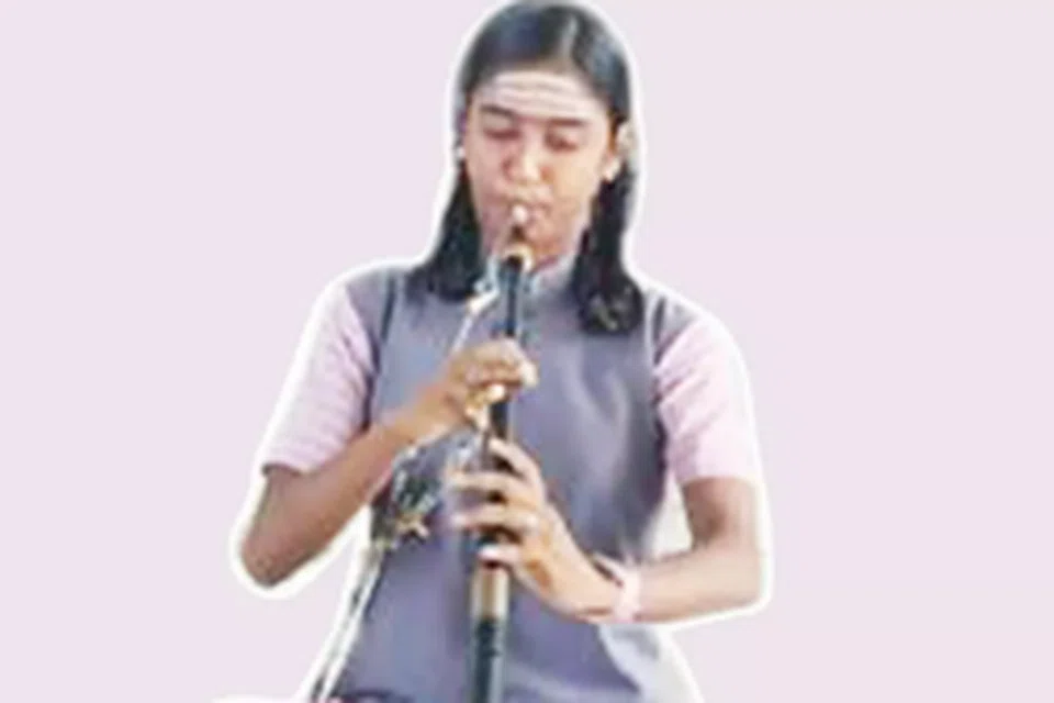 நாதஸ்வரம் வாசிக்கும் மாணவி ஜெயமித்ரா.