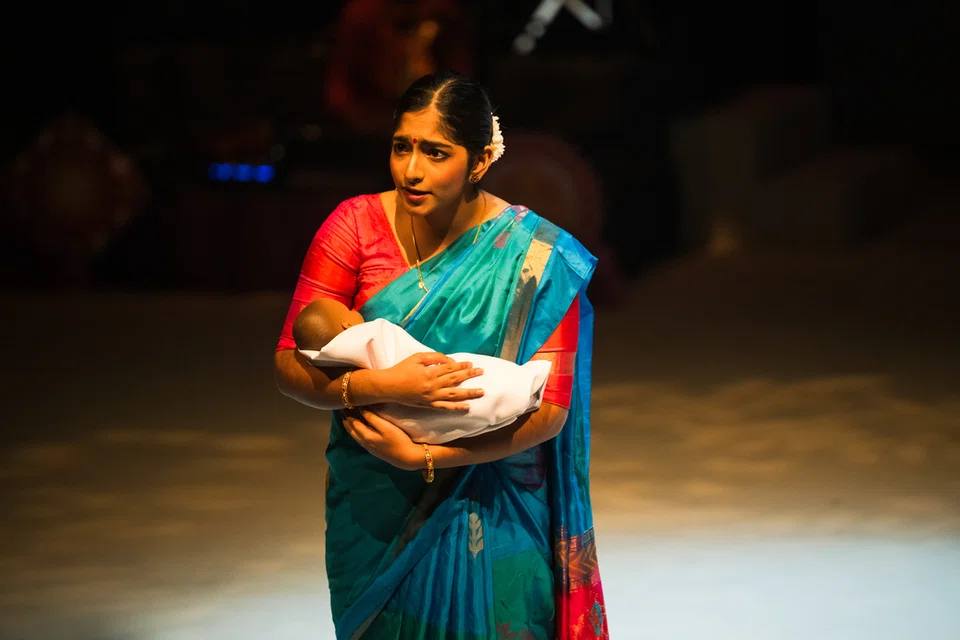 மேடை நாடகத்தில் பாவனை, நாட்டிய அசைவுகளின்வழி கதை சொல்லும் மாணவி உமா தேவி ஊர்மிளா. 