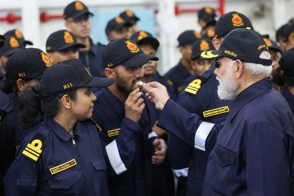 இந்திய கடற்படை வீரர்களுக்கு இனிப்புகளை ஊட்டி மகிழ்ந்தார் பிரதமர் நரேந்திர மோடி.