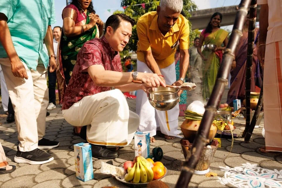 ஆங்கர்வேல் பொங்கல் கொண்டாட்டத்தில் வேட்டி சட்டை அணிந்துள்ள செங்காங் குழுத்தொகுதி அடித்தள அமைப்புகளின் ஆலோசகர் லாம் பின் மின், பொங்கல் வைக்கிறார்.
