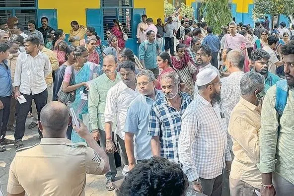 மூன்று லட்சம் அரசு ஊழியர்கள் அஞ்சல் வாக்குகளைச் செலுத்தினர்