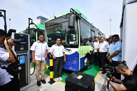  சனிக்கிழமை (அக்டோபர் 17), வெல்ட் கீயில் உள்ள பணிமனையில் பினாங்கின் மின்சாரப் பேருந்துகளை அமைச்சர் லோக் அறிமுகப்படுத்தினார்.