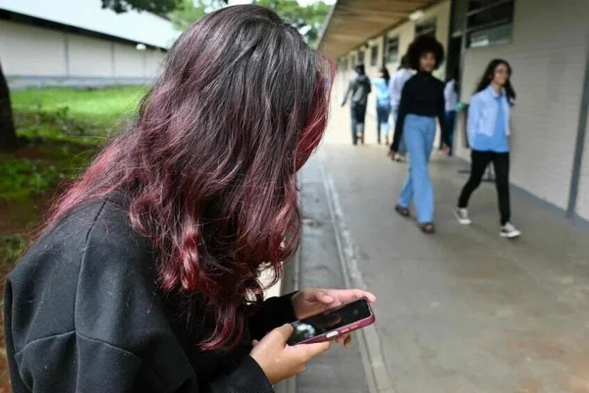 பிரேசிலில் பதின்ம வயதினர் சமூக ஊடகங்கள் பயன்படுத்தக் கட்டுப்பாடு