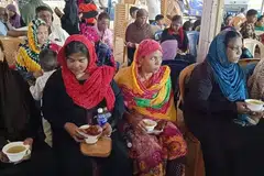 ரமலான் மாதத்தில் பள்ளிவாசல்களில் நோன்புக் கஞ்சி உண்ணும் மாதர்கள்.