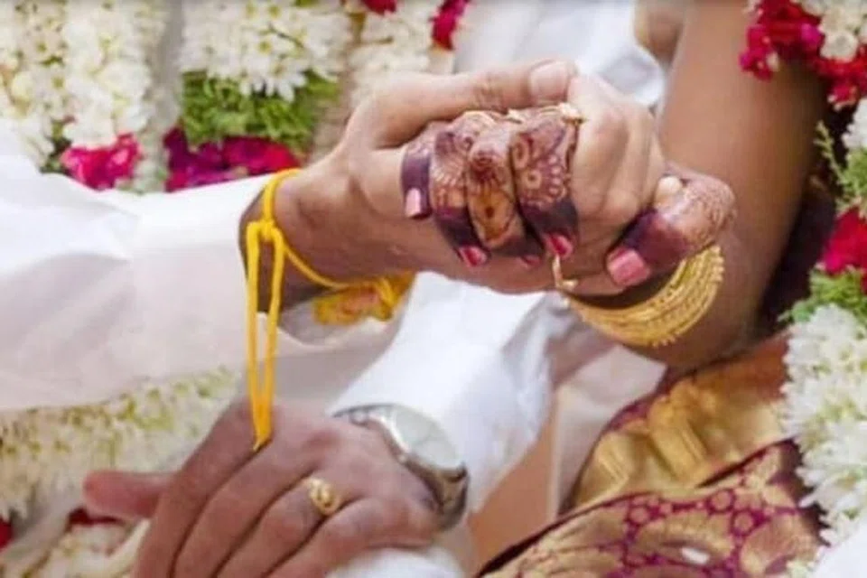 திருமணத்தில் சாப்பாடு பற்றாக்குறை ஏற்பட்டதைக் கேள்விப்பட்ட மாப்பிள்ளை அங்கிருந்து தப்பியோடி, வேறொரு பெண்ணைத் திருமணம் செய்துகொண்டார்.