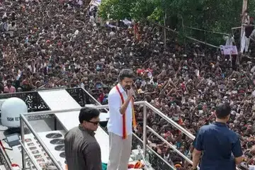 திருச்சியில் சனிக்கிழமை நடிகர் விஜய்யைக் காண திரண்ட கூட்டம்.
