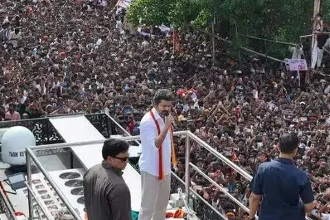 திருச்சியில் சனிக்கிழமை நடிகர் விஜய்யைக் காண திரண்ட கூட்டம்.