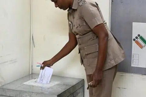இரு கட்ட வாக்குப்பதிவில் 22,000க்கும் மேற்பட்ட காவல்துறையினர் வாக்களிக்க உள்ளனர்.