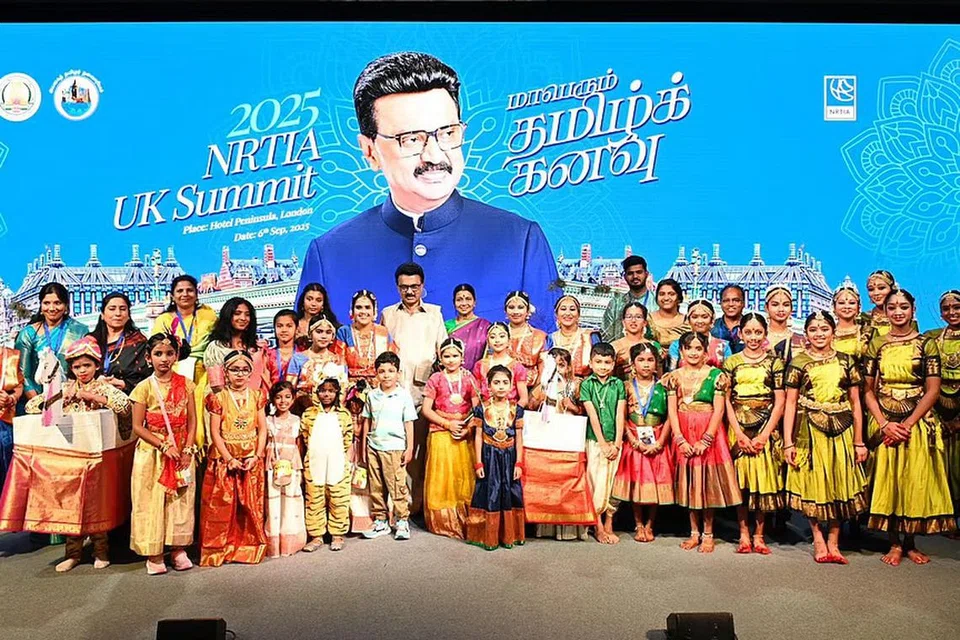 பிரிட்டன்வாழ் தமிழர்களின் பிள்ளைகளுடன் தமிழக முதல்வர் மு.க. ஸ்டாலின்