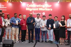 விருது பெற்றவர்களுடன் அதிபர் தர்மன் சண்முகரத்னம், மனிதவளத் துணையமைச்சர் தினே‌ஷ் வாசு தாஸ், ஹெல்த்சர்வ் தலைவர் இயுஜீன் சியாவ்.