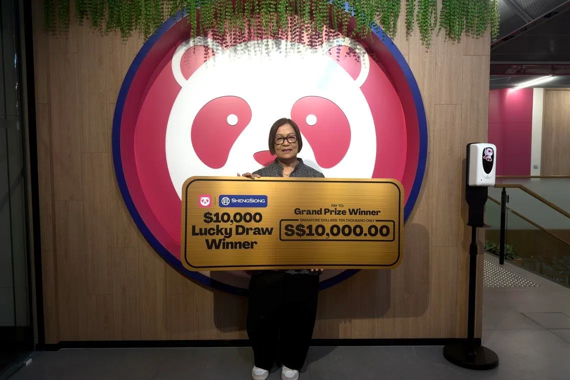 அதிர்ஷ்டக் குலுக்கில் இருமுறை $10,000 வென்ற மாதுக்கு இரட்டிப்பு மகிழ்ச்சி