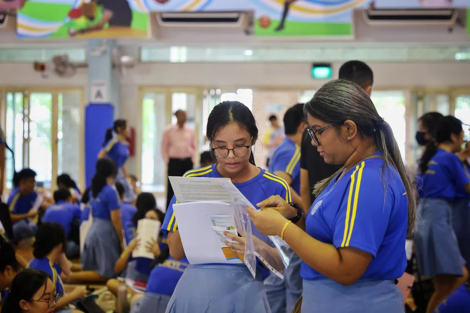 இவ்வாண்டு பொதுக் கல்விச் சான்றிதழ் வழக்கநிலைத் (ஜிசிஇ ‘என்’ நிலை) தேர்வை எழுதிய மாணவர்கள் தேர்வு முடிவுகளை திங்கட்கிழமை (டிசம்பர் 16) பெற்றுக் கொண்டனர்.