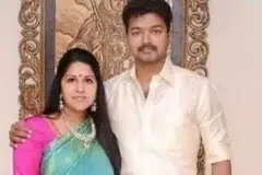 தமது மனைவி சங்கீதாவுடன் விஜய்.