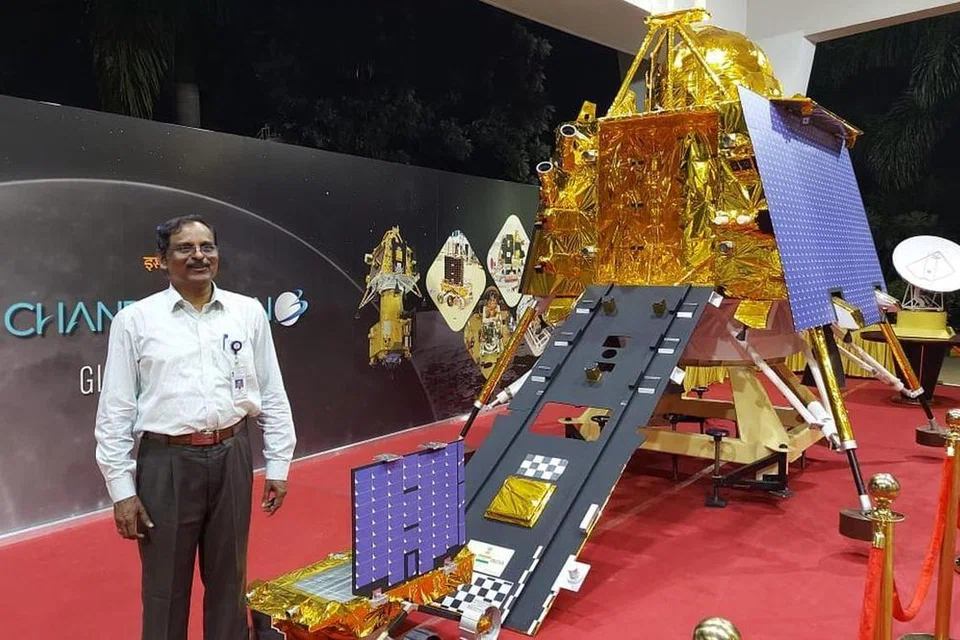 ராக்​கெட்​டில் மனிதரை விண்​ணுக்கு அனுப்​பும் திட்டம் வரும் டிசம்பர் மாதம் சோதிக்கப்படும் என இஸ்ரோ தலை​வர் வி.​ நாராயணன் தெரிவித்துள்ளார்.