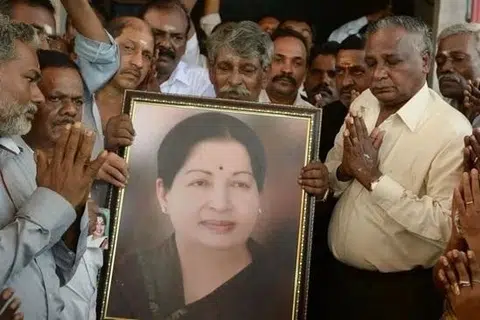 இந்நிலையில் 2016ம் ஆண்டு முதல்வர் ஜெயலலிதா காலமானார்.