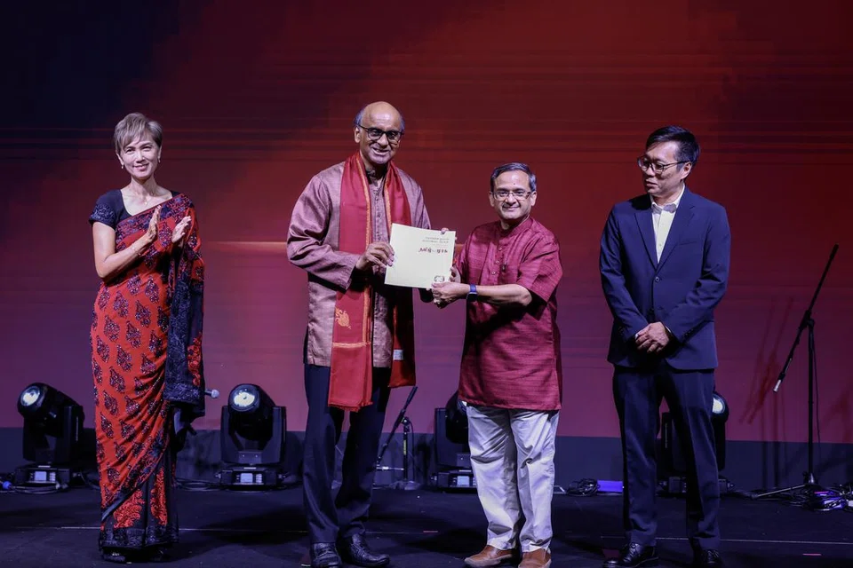 அதிபர் தர்மன் சண்முகரத்னமும்) தமிழ் முரசு ஆசிரியர் த. ராஜசேகரும் இணைந்து தமிழ் முரசு 90ஆவது ஆண்டுவிழா நினைவுமலரை வெளியிடுகின்றனர். உடன் அமைச்சர் ஜோசஃபின் டியோ (இடது), எஸ்பிஎச் மீடியா ஆங்கிலம், மலாய், தமிழ் ஊடகங்களின் முதன்மை ஆசிரியர் வோங் வெய் கோங்.