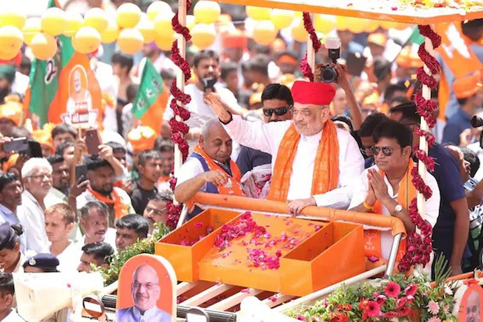 குஜராத்தின் காந்தி நகரில் வாகனத்தில் சென்று வாக்கு சேகரிப்பில் ஈடுபட்டு வருகிறார் அமித்ஷா.