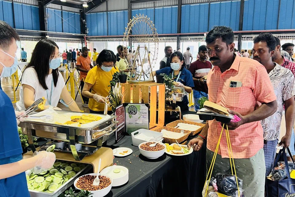 அறுசுவை உணவை உண்டு மகிழ்ந்தனர் சுமார் 2,000 வெளிநாட்டு ஊழியர்கள்.