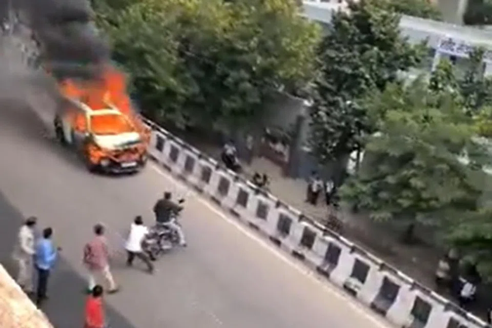 ஓட்டுநரின்றி, தீப்பற்றி எரிந்த நிலையில் சாலையில் தானாக ஓடிய காரால் அவ்வழியே சென்ற மோட்டார்சைக்கிளோட்டிகள்  தங்கள் வாகனங்களை அப்படியே போட்டுவிட்டு ஓட்டம் பிடித்தனர்.