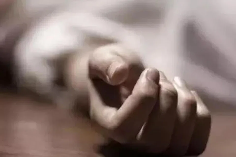 கயல்விழி வீட்டின் படுக்கை அறையில் பிணமாகக் கிடந்தார். 