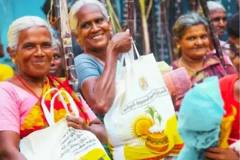 திமுகவுக்குப் போட்டியாக 234 சட்டமன்றத் தொகுதிகளில் அதிமுக, பாஜக கூட்டணி சார்பாகவும் பொது மக்களுக்குப் பொங்கல் பரிசுகள் வழங்கப்படுகின்றன.