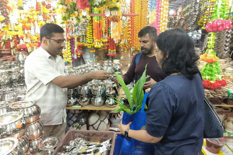 பிளாஸ்டிக் பைக்குப் பதிலாக துணிப்பையில் பொங்கல் பொருள்கள் வாங்கும் வாடிக்கையாளர்.