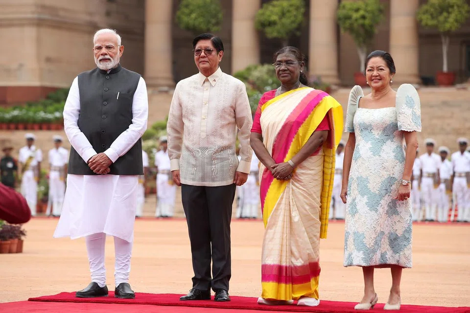அதிபர் மாளிகையில் இடம்பெற்ற வரவேற்பு நிகழ்ச்சியின்போது (இடமிருந்து) இந்தியப் பிரதமர் நரேந்திர மோடி, பிலிப்பீன்ஸ் அதிபர் ஃபெர்டினாண்ட் மார்க்கோஸ் ஜூனியர், இந்திய அதிபர் திரெளபதி முர்மு, லூயி அரனேட்டா மார்க்கோஸ்.