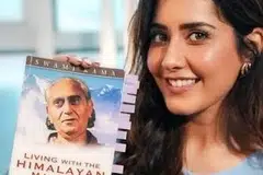 ரஜினிகாந்த் தனக்குப் பரிசாக அளித்த புத்தகத்துடன் ரா‌ஷி கன்னா.