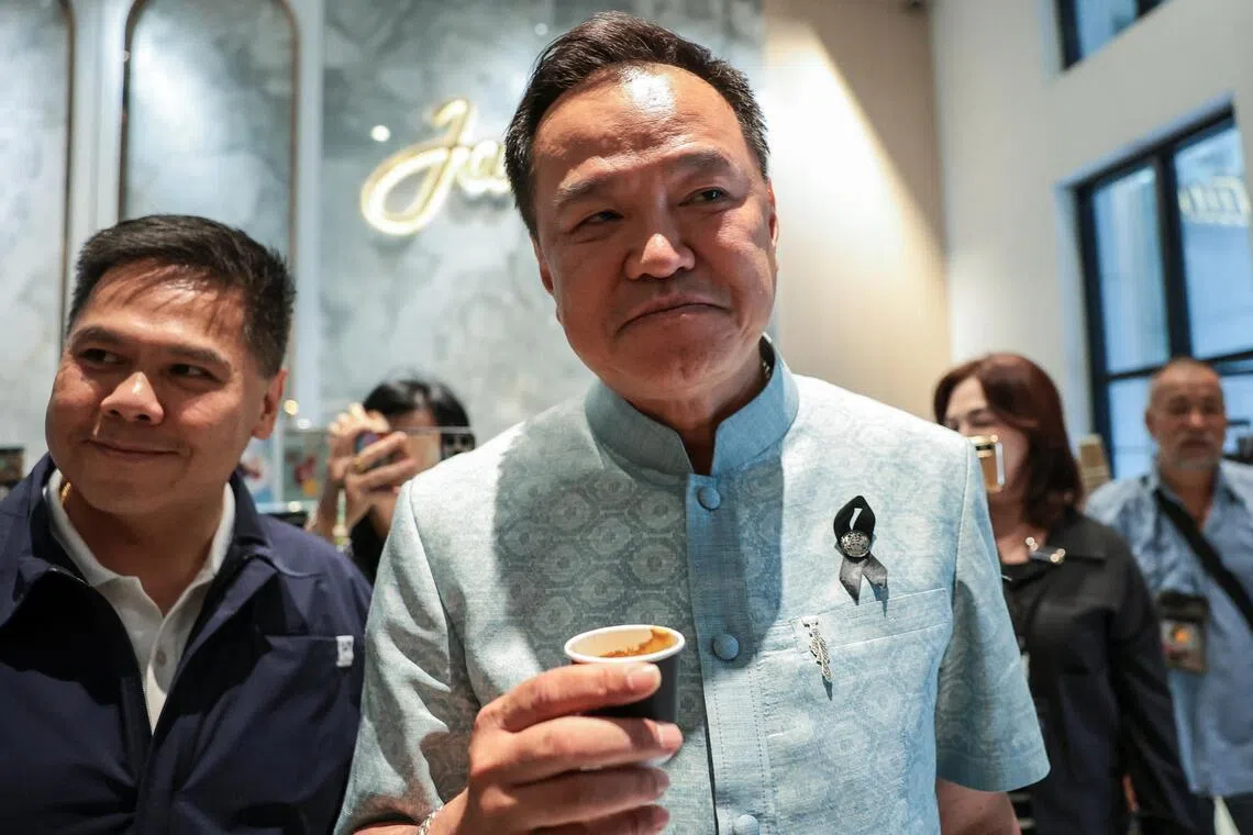 தாய்லாந்து: ஆளும் கூட்டணியில் சேர பியூ தாய் கட்சிக்கு அனுட்டின் அழைப்பு