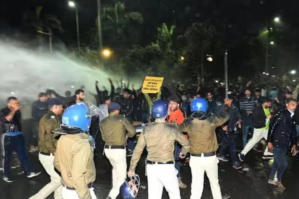 முற்றுகையிட முயன்ற மாணவர் அமைப்பினர் மீது காவல்துறை அதிகாரிகள் தடியடி நடத்தியும், தண்ணீரை பீய்ச்சி அடித்தும் கலைத்தனர். 