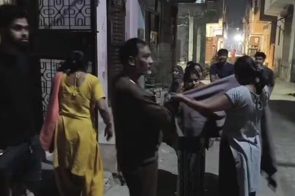 நிலநடுக்கத்தால் டெல்லிவாசிகள் வீடுகளைவிட்டு வெளியேறி சாலைகளில் தஞ்சமடைந்தனர்.